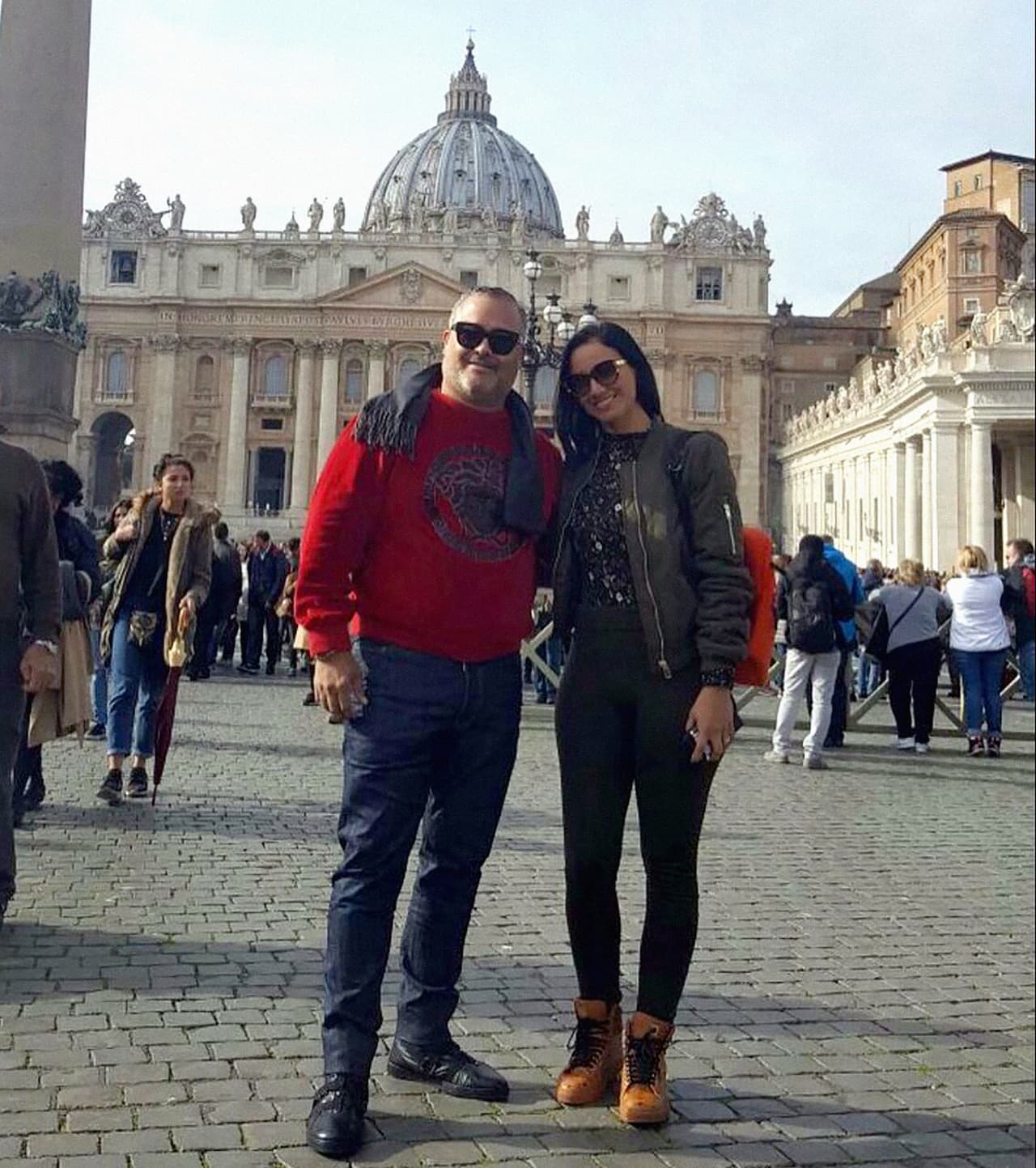 La pareja posa para una fotogrfía en Vaticano.