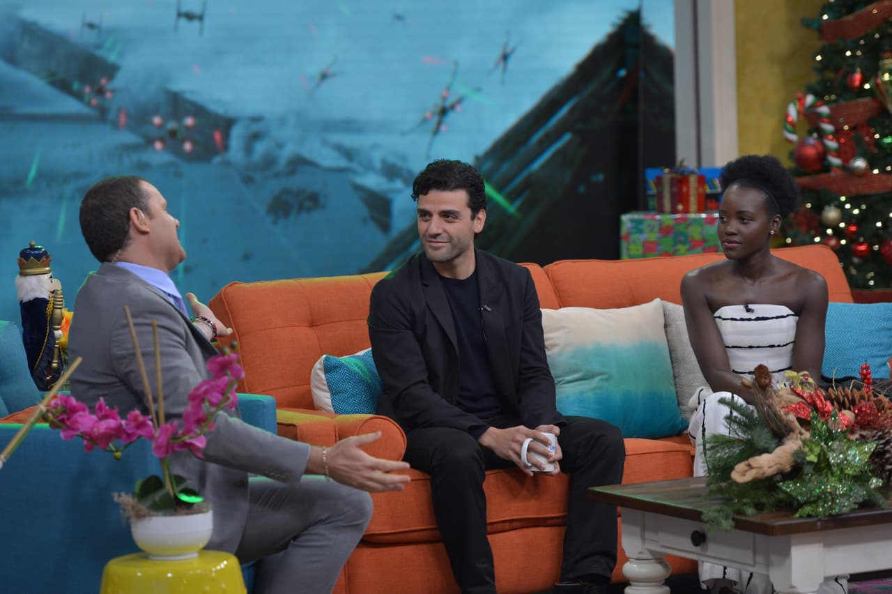 Listos para el estreno de 'Satr Wars: The Force Awakens' nos visitaron los actores Lupita Nyong'o y Oscar Isaac.