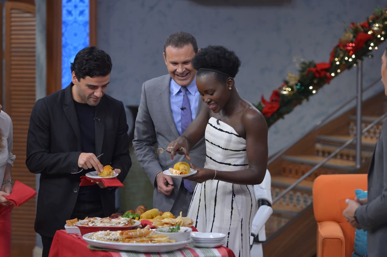 Listos para el estreno de 'Star Wars: The Force Awakens' nos visitaron los actores Lupita Nyong'o y Oscar Isaac.