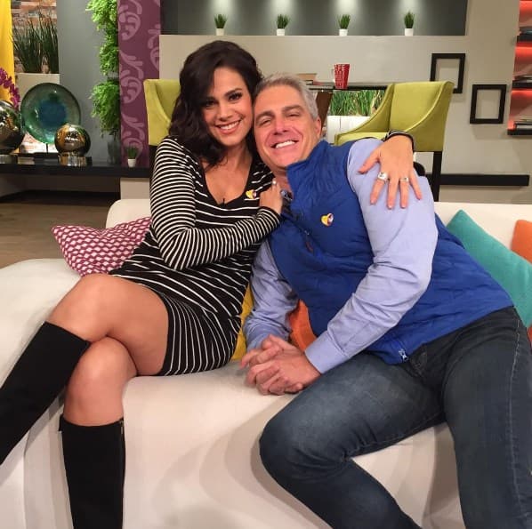 La bella Luz Elena González también derrochó muchas sonrisas y se robó las miradas con su look.