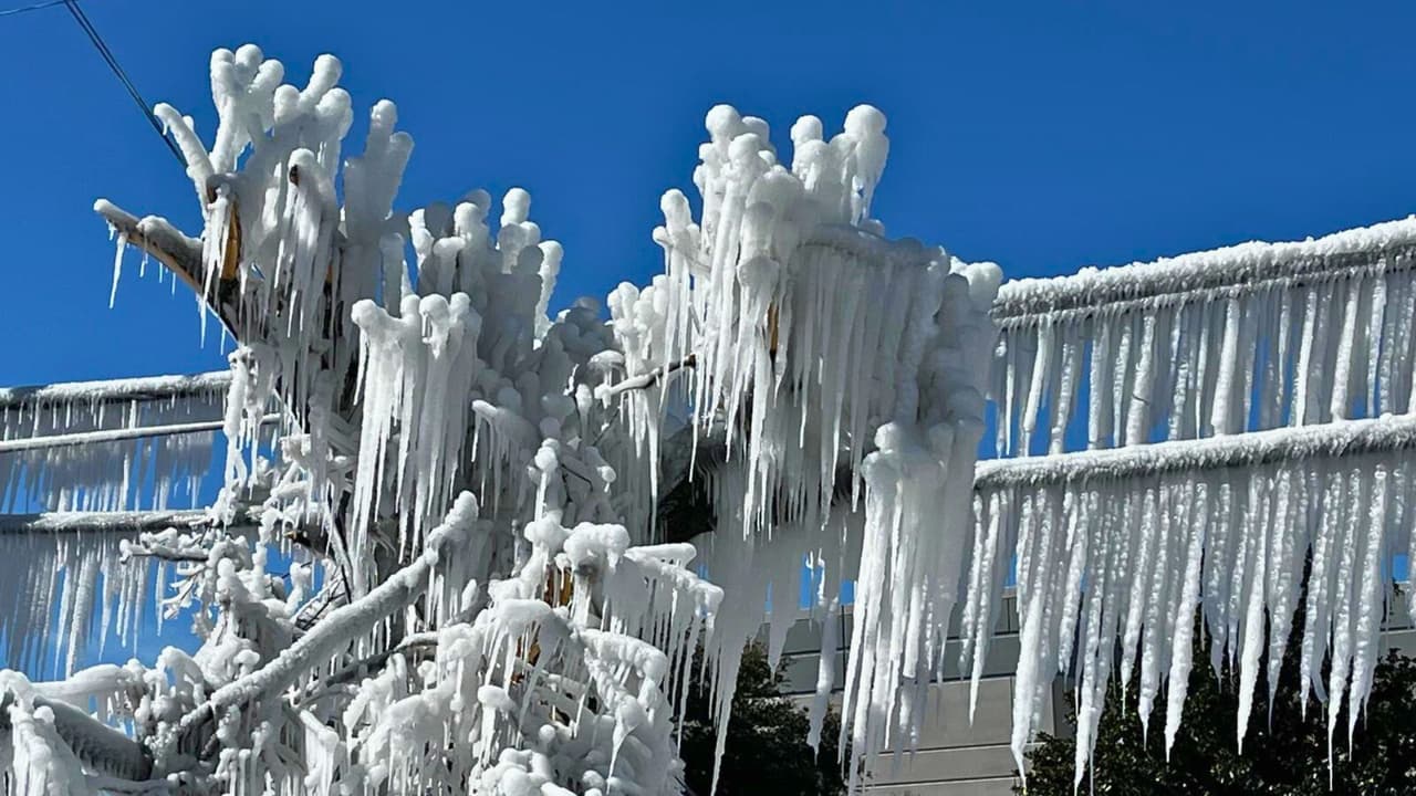En Carrollton,
<b> la tubería rota, un incidente desafortunado, pero no raro en condiciones de frío extremo</b>, comenzó a liberar agua, que rápidamente se congeló debido a las bajas temperaturas. El resultado fue una capa de hielo que cubrió una pequeña parte de la ciudad, c
<b>reando una especie de escultura congelada que sorprendió a los residentes.</b>