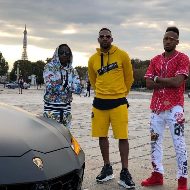 Pierre-Emerick Aubameyang disfruta del lujo de la vida y en esto ha gastado su dinero: innumerables autos exóticos, relojes muy costosos y una mansión multimillonaria.