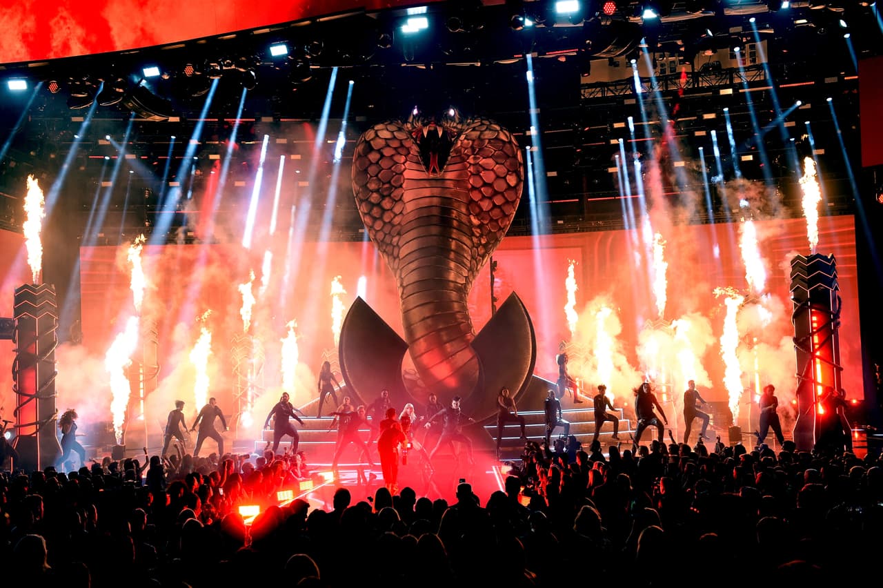 “En una gira, es el equivalente a responder a un odioso comentario de Instagram de un troll con un jajaja. Sería bueno obtener una disculpa de las personas que nos acosan, pero tal vez lo único que tendré es la satisfacción de saber que sobreviviré y prosperaré a pesar de ello”, escribió Swift en Elle.