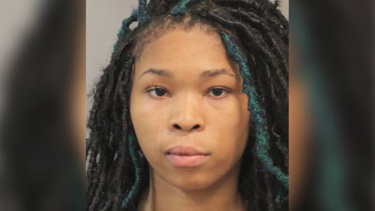 Mujer es acusada de perseguir a su novio con un cuchillo de cocina después de tener una discusión