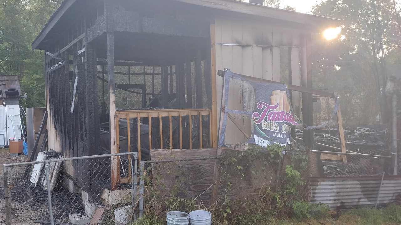 “Teníamos ollas para aventar para arriba, teníamos mechones, refrigeradores, mesas para trabajar, teníamos todo equipado ya para seguir trabajando y pues seguir creciendo", narra el padre hispano. "Era bastante la inversión que habíamos hecho y en una hora básicamente se consumió todo”.