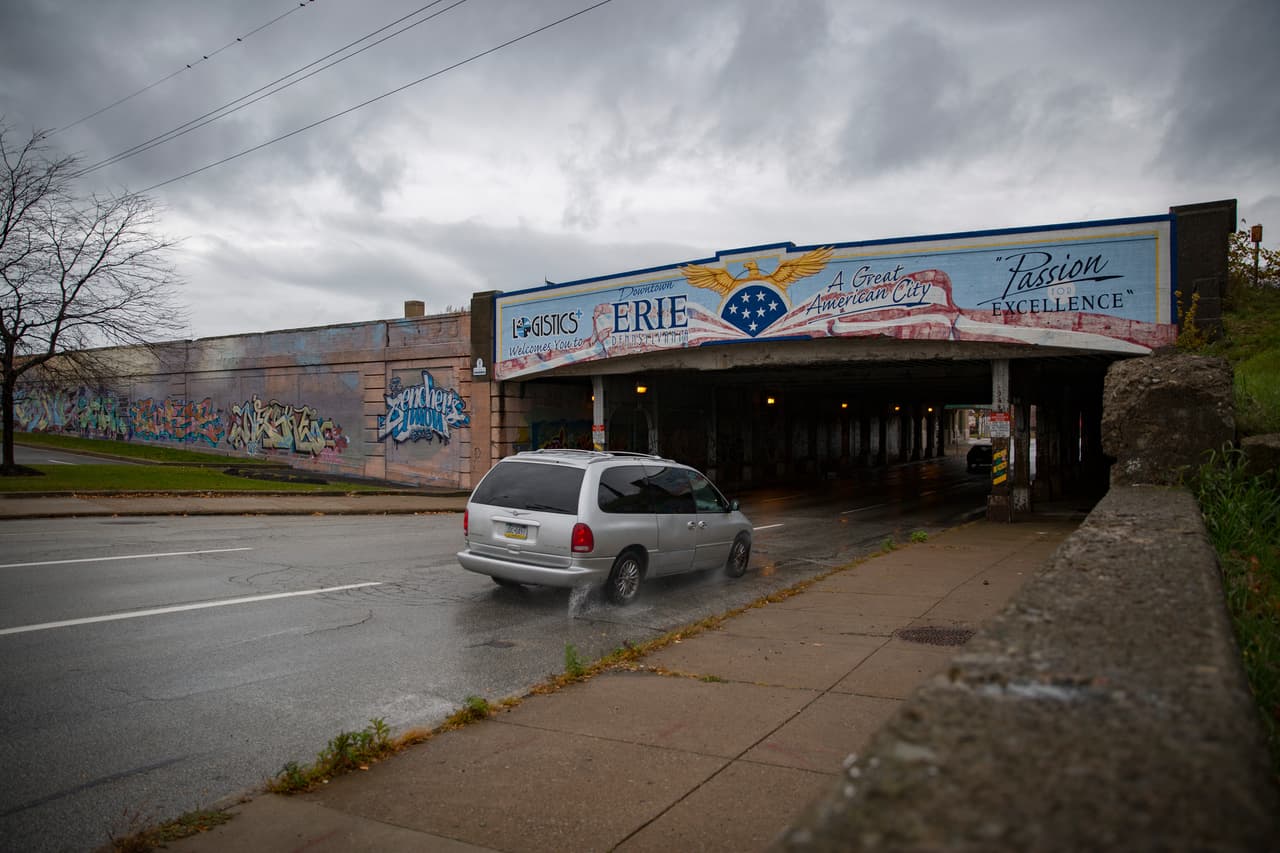 Un puente en Erie, Pennsylvania, aún conserva un viejo mural con el lema: "Una gran ciudad estadounidense"