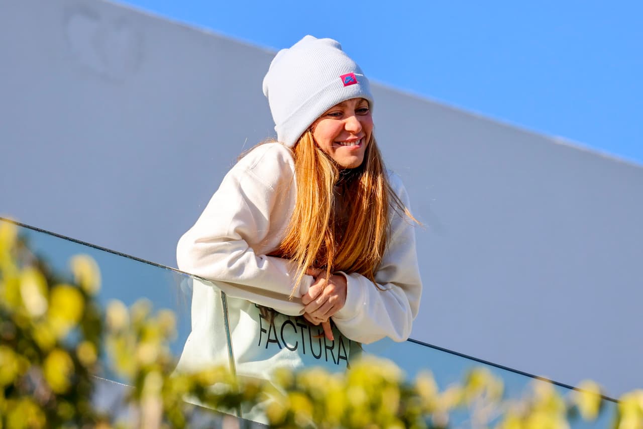 Pese a que dentro de su residencia se desarrollaba la fiesta por el 
<a href="https://www.univision.com/famosos/hijo-mayor-shakira-gerard-pique-milan-10-anos-fotos-crecido">cumpleaños de Milan</a>, ella se asomó al balcón de su residencia para expresar su agradecimiento a quienes se encontraban en la calle.
<br>