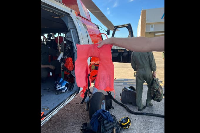 Así quedó el chaleco salvavidas de Nguyen, mordido por tiburones.