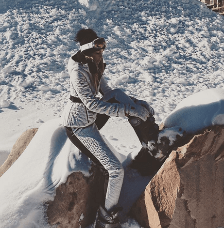 Belinda es otra que se decidió por el clima frío y se lanzó a esquiar.