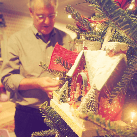 La intérprete de 'Blank Space' también compartió una imagen en la que aparece su papá decorando el árbol de Navidad.