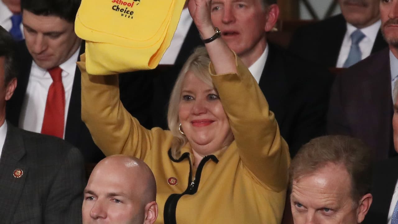 Republicana Debbie Lesko busca que los indocumentados sean los últimos en recibir vacunas contra el Covid-19