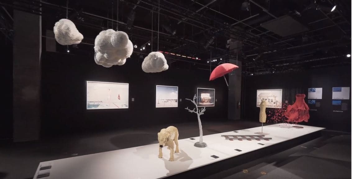 "Red Umbrella" es otra de las composiciones de la muestra de arte con LEGO que te permitirá interactuar con la obra.