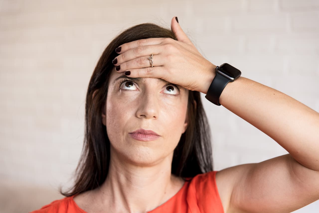 El llamado "face watch" es un ejercicio útil para 
<b>ayudar a los ojos cansados o irritados y para fortalecer los músculos débiles dentro y alrededor de los ojos</b>. Coloca una mano en la frente y mantenla quieta. Mira hacia arriba como si estuvieras mirando hacia las 12 en punto.