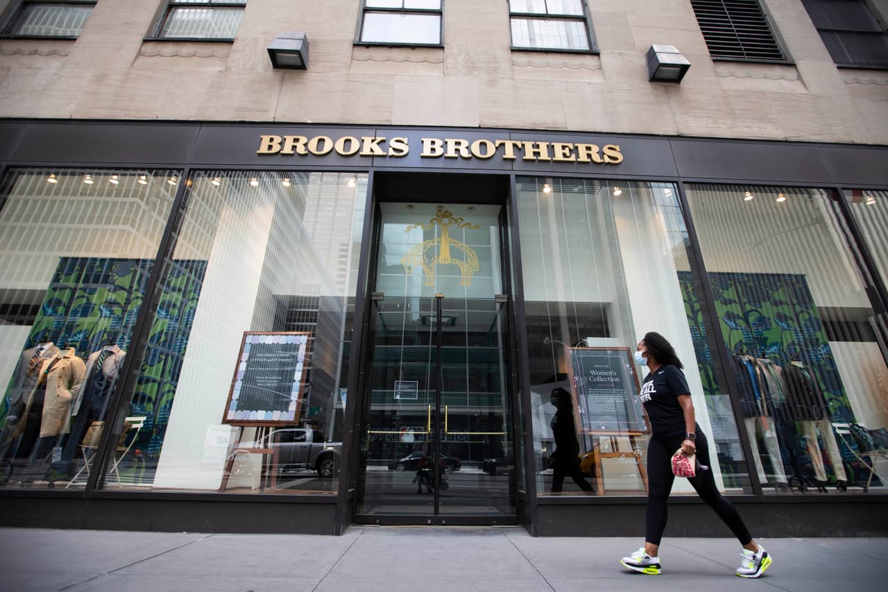 <b>Brooks Brothers.</b> Esta cadena de tiendas de ropa para hombres fundada en 1818 se declaró en bancarrota en julio de 2020. La marca, conocida por sus trajes, reportó una fuerte caída en las ventas a medida que los consumidores estadounidenses comenzaron a preferir la ropa más informal durante la pandemia. En agosto la cadena fue comprada por 325 millones de dólares por Sparc Group, un conglomerado que ha adquirido otras marcas durante la crisis por el covid-19. Probablemente cerrarán muchas de sus 250 tiendas físicas.