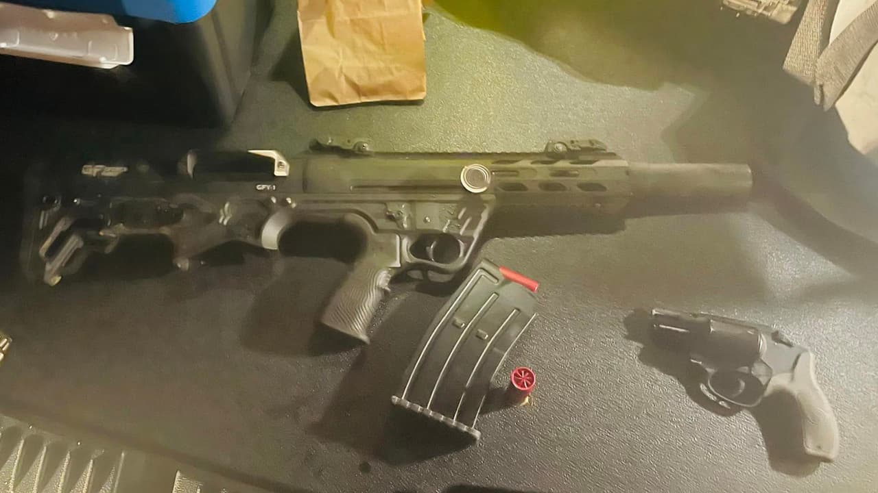 Durante la investigación se encontró a Gloria González en posesión de cocaína y un arma de fuego.