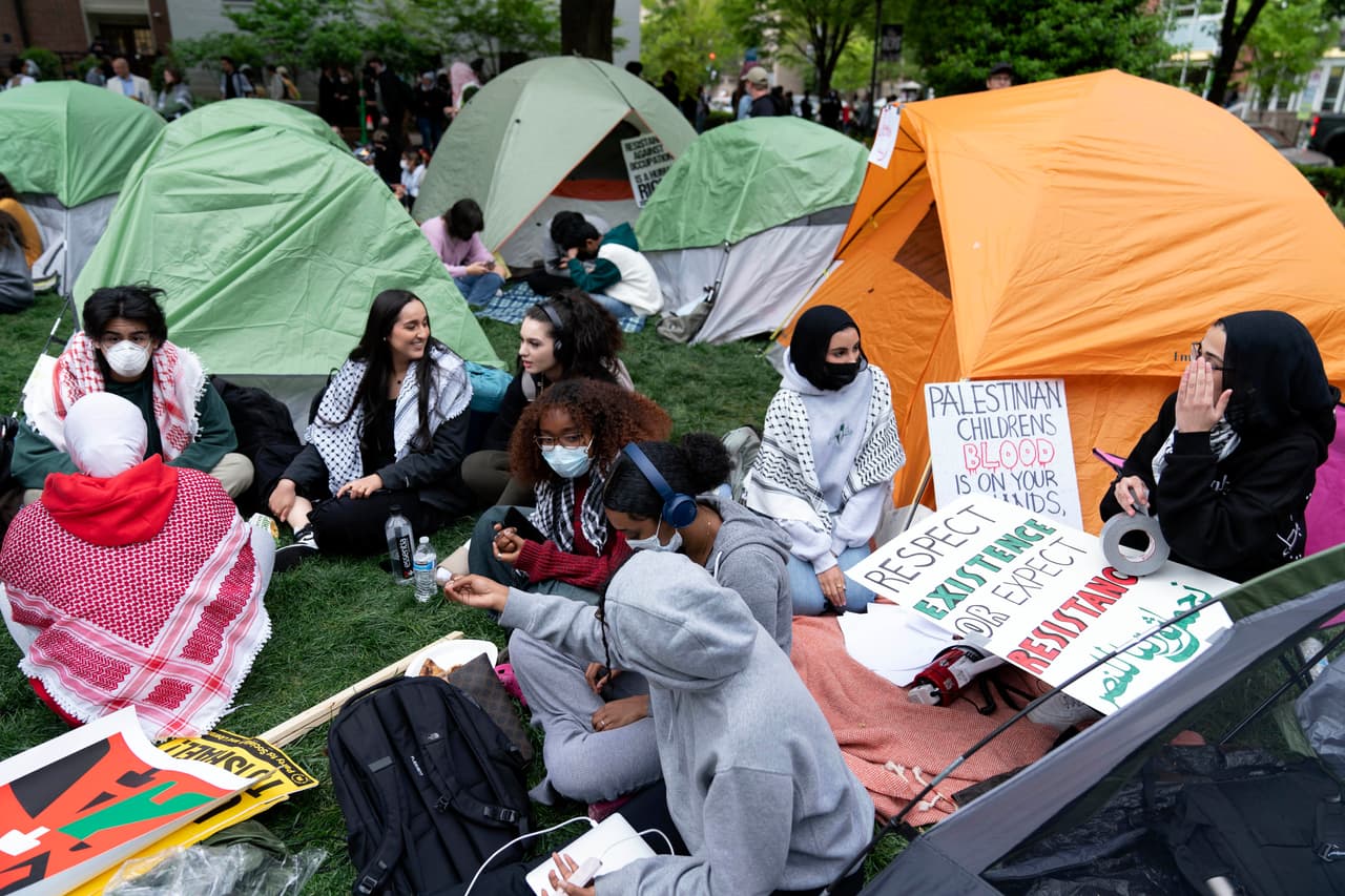Había decenas de alumnos en tiendas de campaña en University Yard.