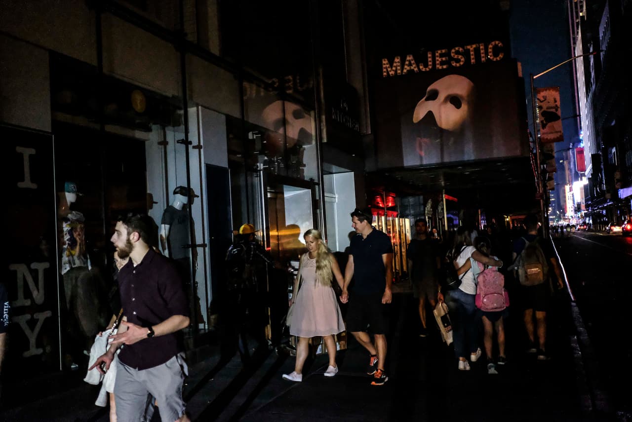 NUEVA YORK, NY - 13 DE JULIO: Luces del Majestic Theater, que muestra el Fantasma de la Ópera, durante el apagón. (Foto de Byron Smith/Getty Images)