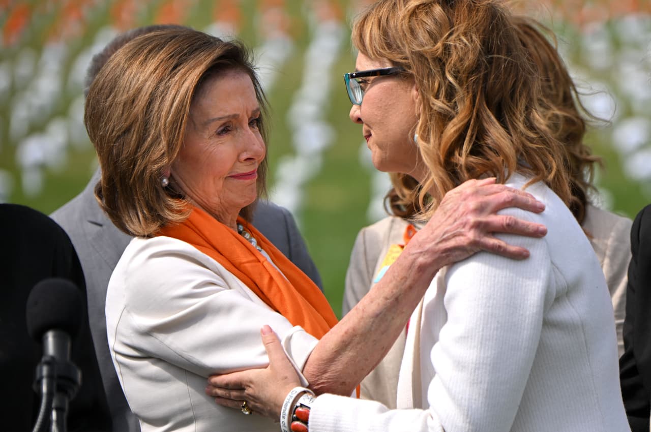 También la acompañó Nancy Pelosi.