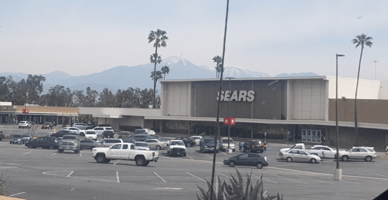 Esta tienda está localizada en el Inland Center, en 100 Inland Ctr,
<b>San Bernardino.</b>