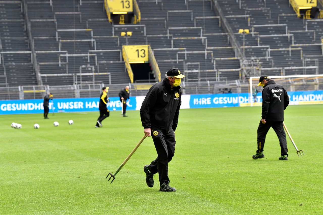 Los encargados de mantener el terreno de juego en perfectas condiciones utilizaron mascarillas.