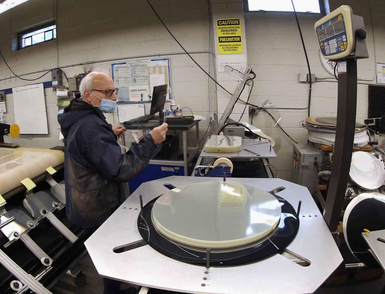 La compañía está aumentando la producción para fabricar unas 100,000 máscaras por semana. La iniciativa la bautizaron "Proyecto Excelsior" como recordatorio del lema del estado de Nueva York.