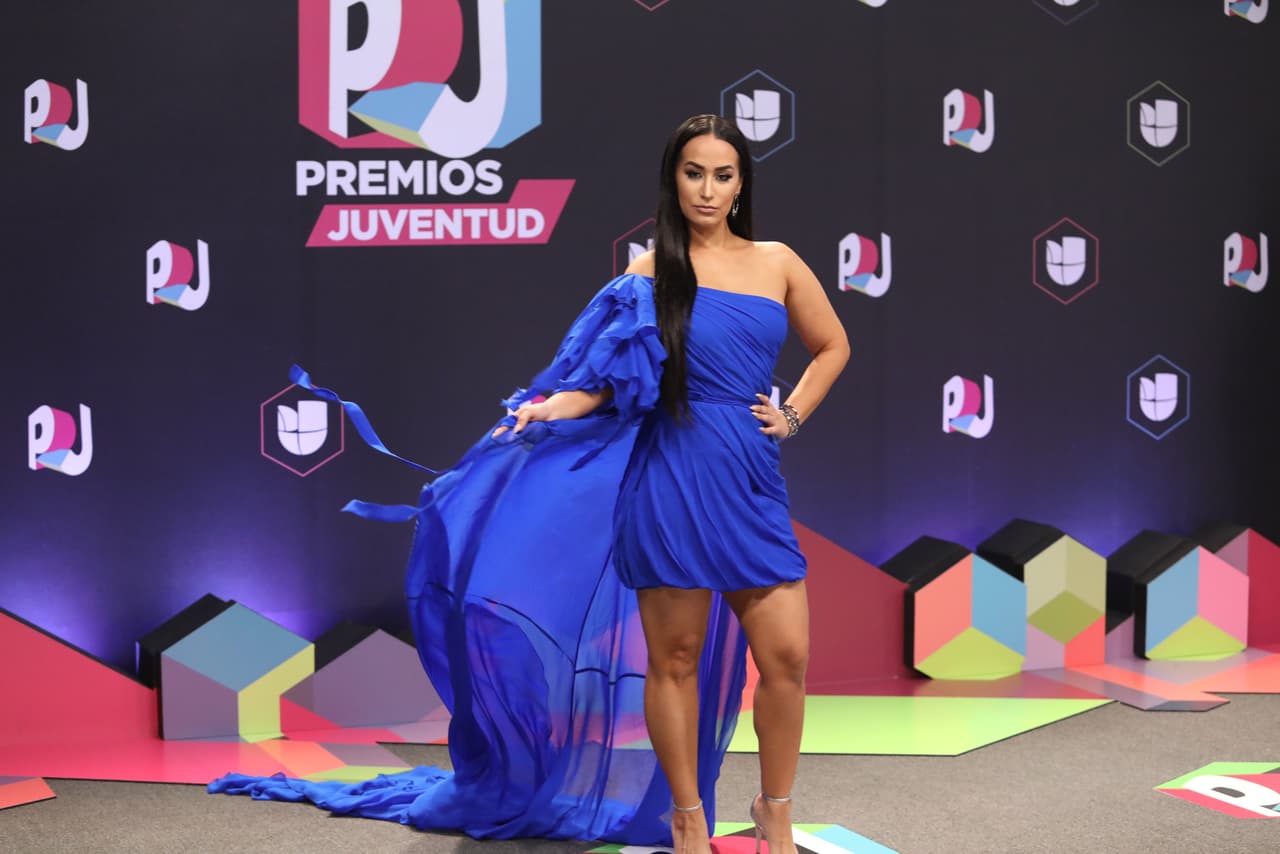 Victoria la Mala hizo suyo ese vestido azul