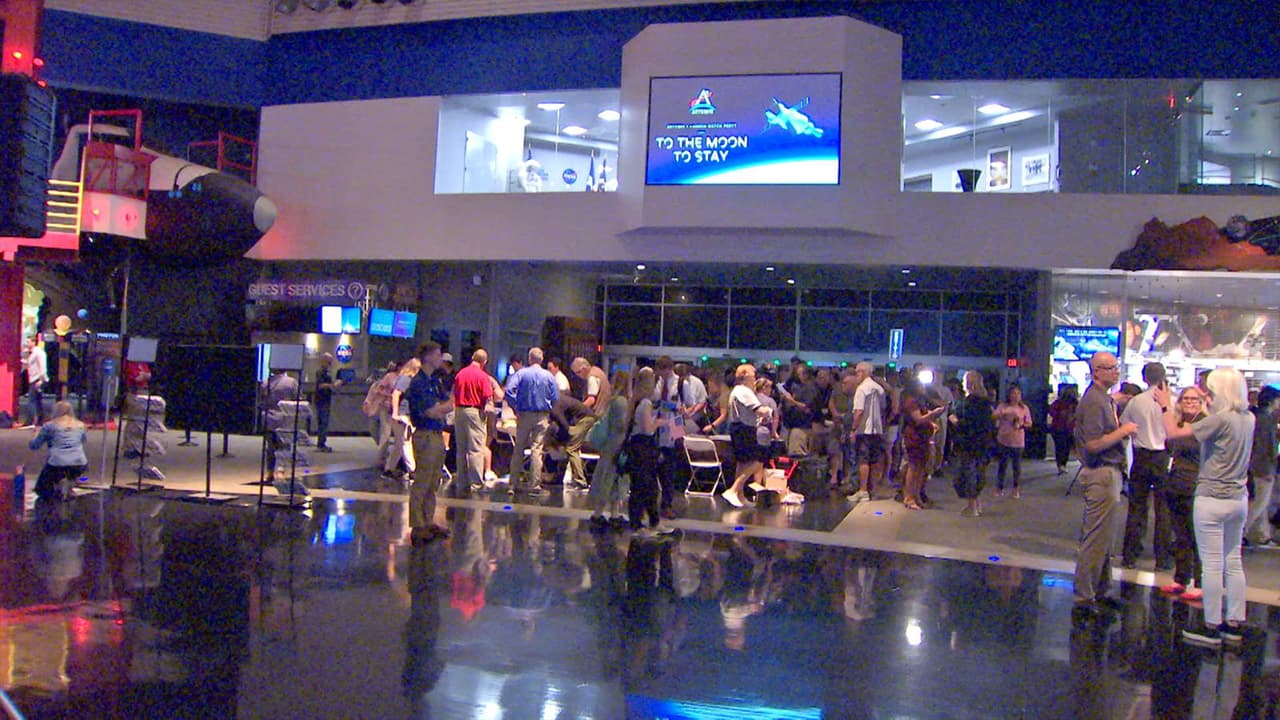 El despegue se realizaría desde Cabo Cañaveral, Florida, pero en el Centro Espacial de Houston se dispusieron de pantallas y espacios para ver el lanzamiento.