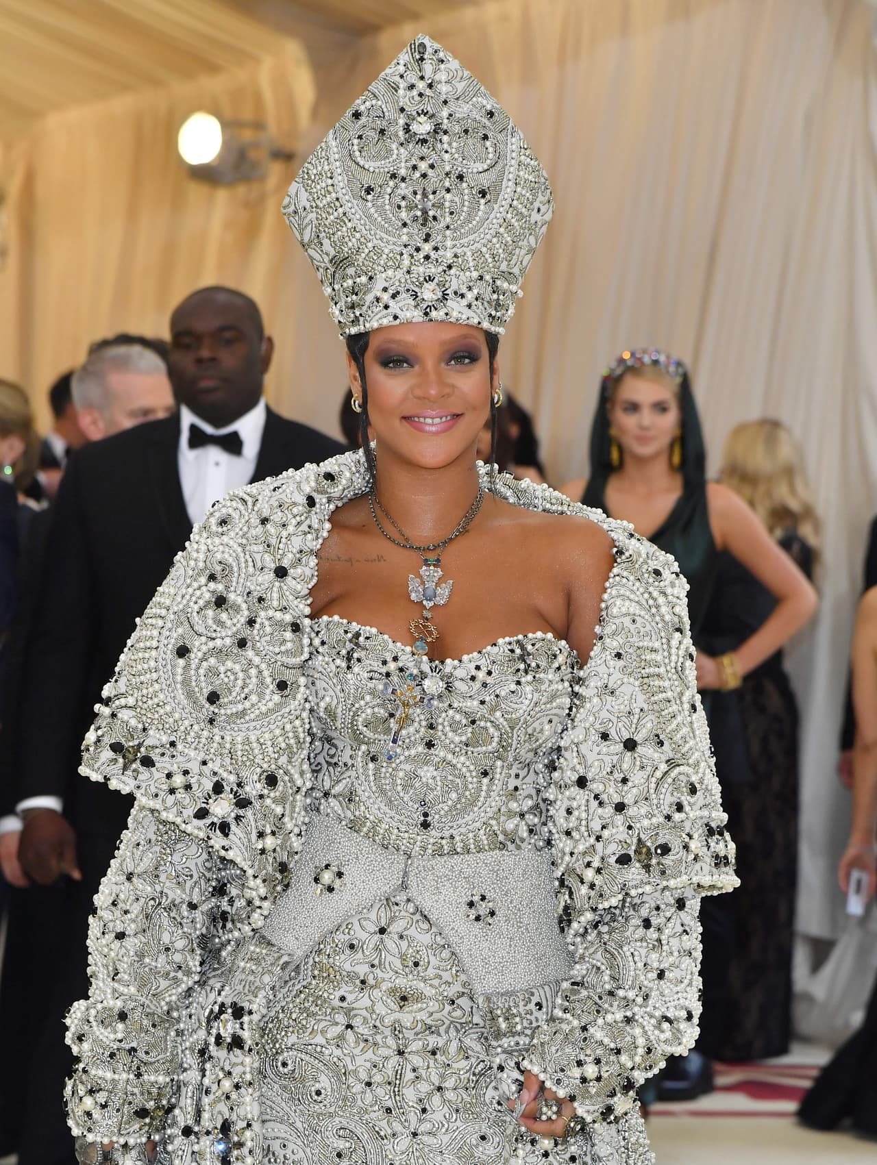 <b>Rihanna</b> ya se consolidó como una de las favoritas de la noche más importante de la moda. Ese mismo año, la cantante se enfundó en un vestido, capa y mitra de Maison Margiela, de tonalidades plateadas y negras.