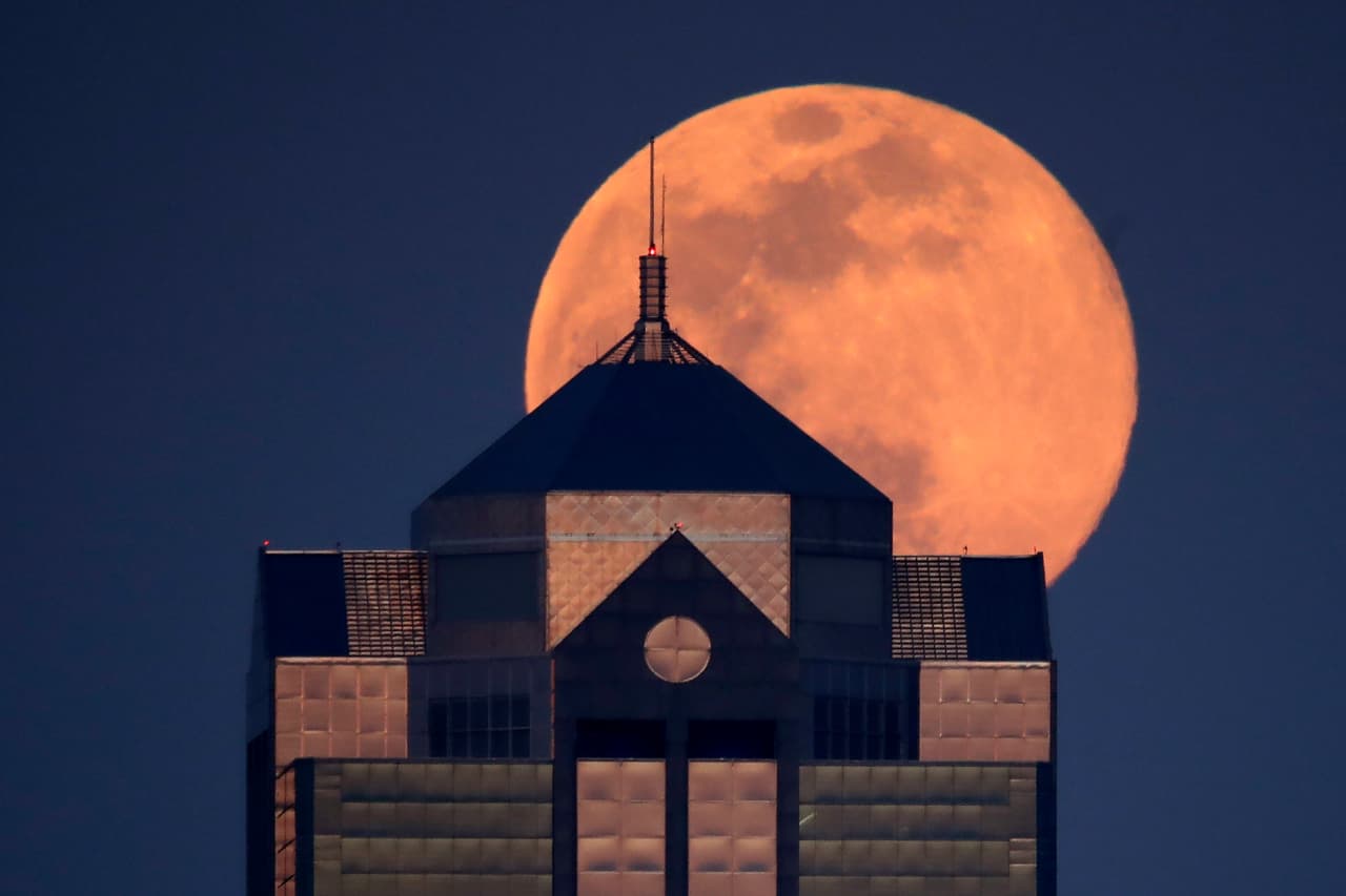 La Superluna rosada del martes 7 de abril de 2020 en Kansas City, Missouri.