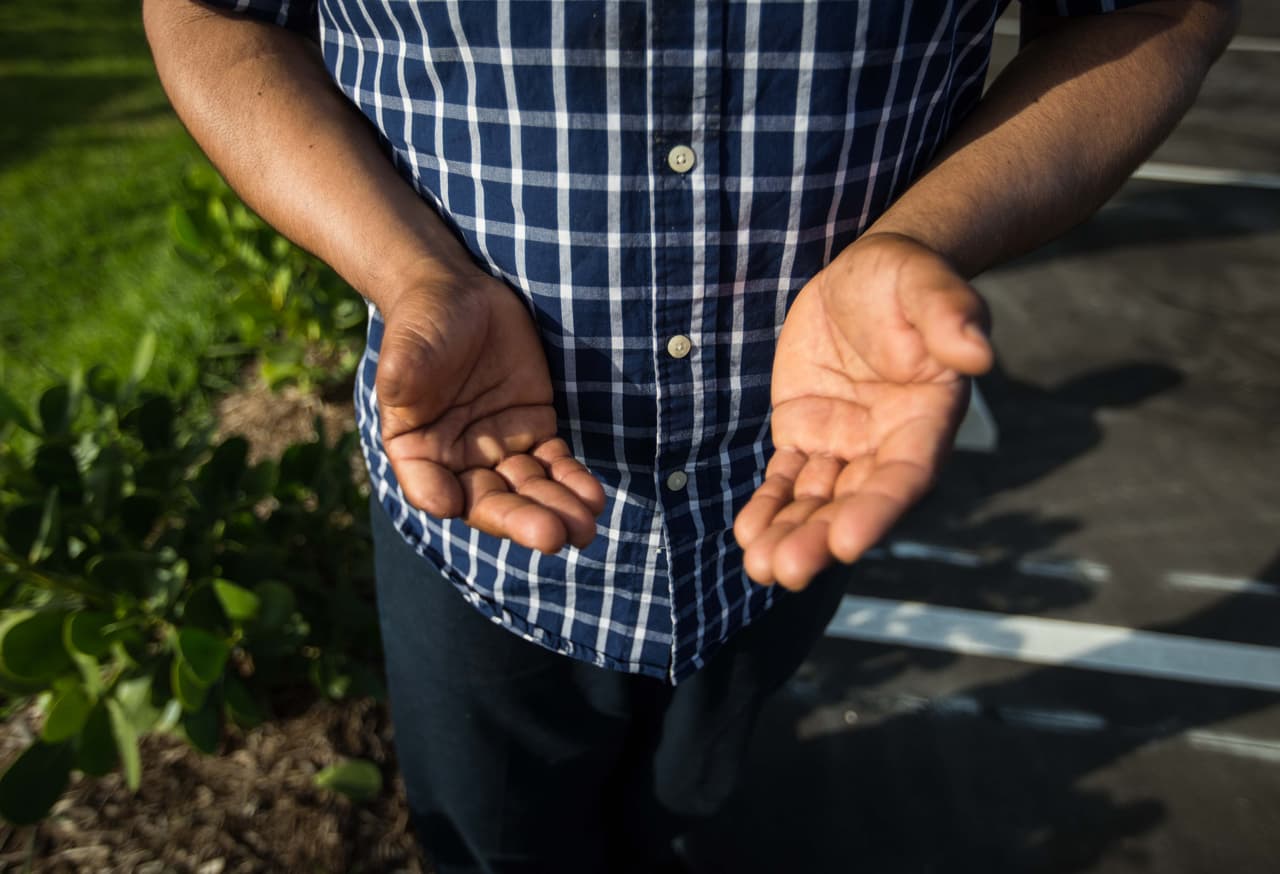 Samuel, 39, de México, planta frijoles, tomates y legumbres en Florida desde hace 15 años. “Hoy decidí no trabajar por apoyo a mí y a mis hermanos. Ya basta de tanto atropello. Aportamos más de lo que les costamos. Estamos trabajando sin documentos y pagando impuestos. Ese dinero, ¿a dónde va?”. Su esperanza es que en este país “todos seamos iguales, que sea un país libre”.