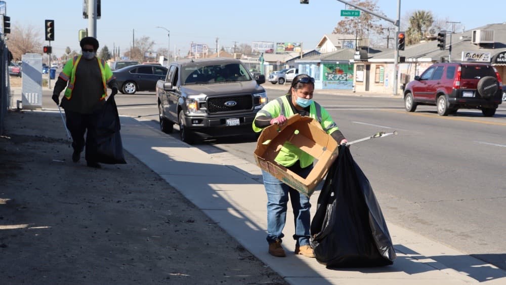 Bakersfield anuncia el empleo de personas sin hogar para limpiar las calles de la ciudad