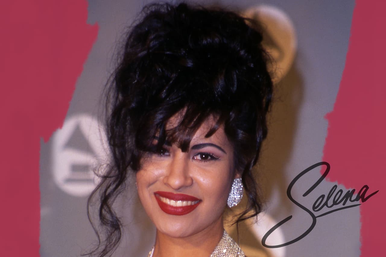 "Probablemente
<b><a href="https://www.univision.com/famosos/los-papas-de-selena-celebraron-su-aniversario-de-bodas-57-y-tuvieron-invitados-especiales-fotos" target="_blank">se quedarán en casa</a></b>. Así que, en todo caso, seríamos mi hermana y yo (recibiendo el premio), pero somos un equipo", dijo.
<br>