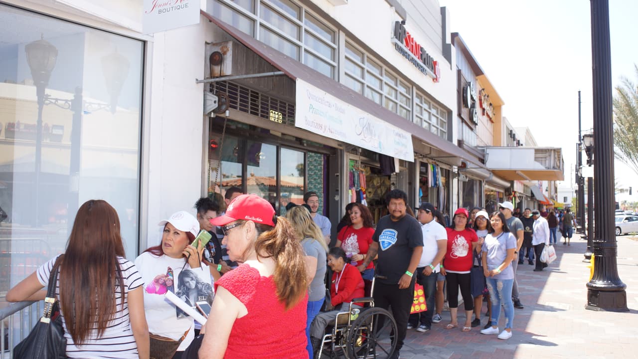 Chiquis, Rosie, Juan, Jacquie, Jenicka y Johnny Rivera celebran la apertura de 'Jenni Rivera Boutique' en Los Ángeles.