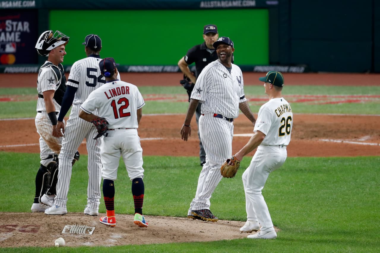 Y en la novena entrada, faltando un out para acabar el juego, el manager del equipo de la Liga Americana, Alex Cora, de los Boston Red Sox, mandó a C Sabathia como en una especie de visita al montículo a charlar con su compañero Aroldis Chapman, como si fuera un coach de pitcheo, en un gesto deportivo muy loable.