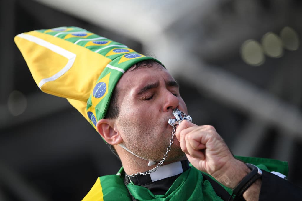 El colorido de los fanáticos de México y Brasil hace parte de una fiesta que se enciende en el Samara Arena en medio del partido de octavos de final entre ambos equipos en el Mundial Rusia 2018.
