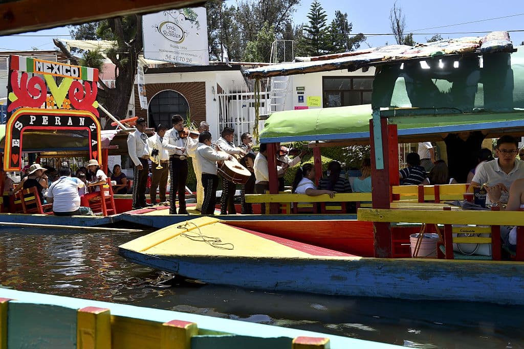 Diariamente, los canales de Xochimilco son visitados por miles de turistas, que arman grandes fiestas en las trajineras. Hay músicos y mariachis que acompañan a la gente, así como vendedores en pequeñas canoas o barquitos acompañando durante el recorrido, que es de varios kilómetros.