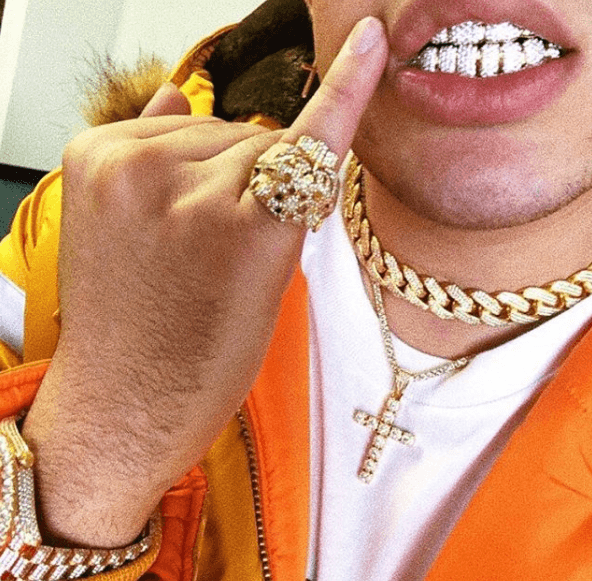A lo largo de su carrera, Bad Bunny ha dado de qué hablar por los temas más diversos: las múltiples joyas que siempre luce, sus largas uñas pintadas y por sus diamantes en los dientes, que J Balvin también usó.