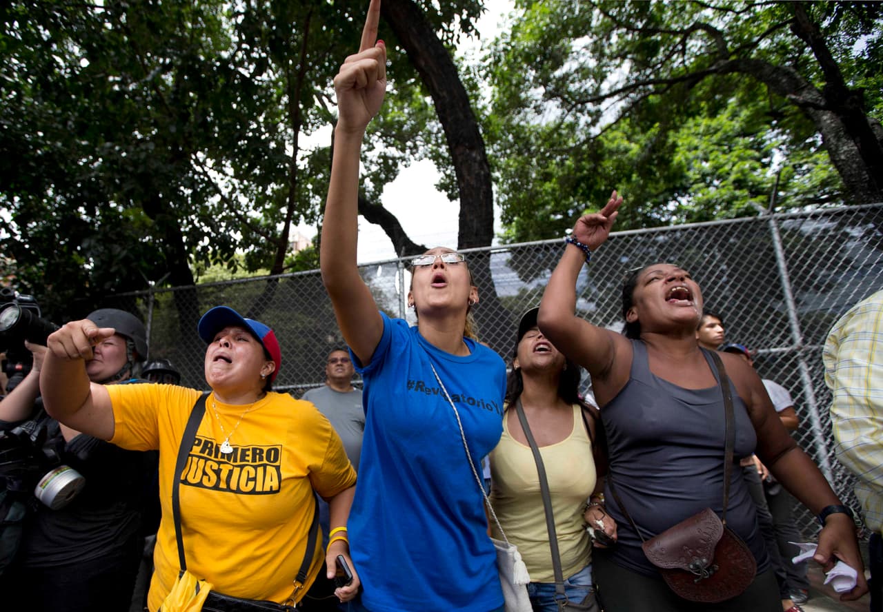 La crisis por el desabastecimiento de alimentos y medicinas, que aseguran puede llegar hasta el 80%, provoca multitudinarias protestas en contra del gobierno de Nicolás Maduro