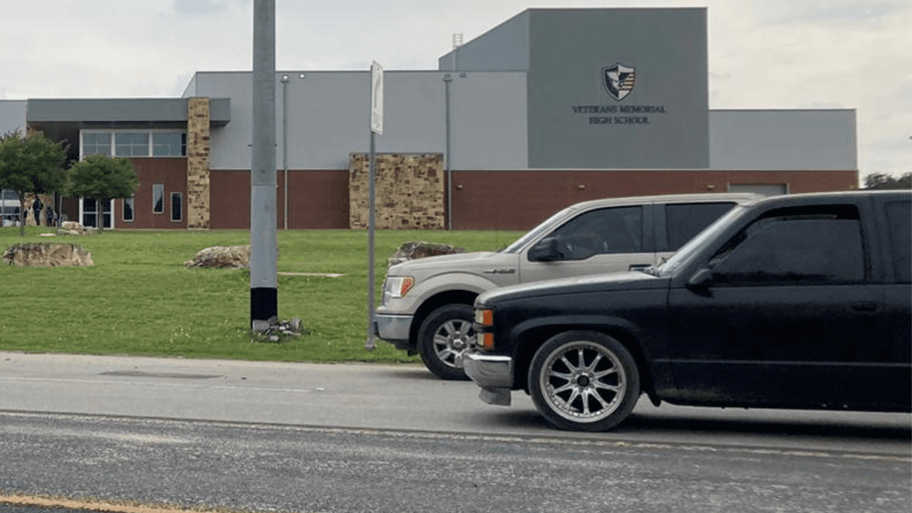 Día caótico en preparatoria Veterans Memorial: arrestan a estudiantes sospechosos de traer armas