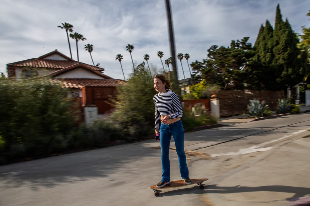 Montar en patineta en su barrio.