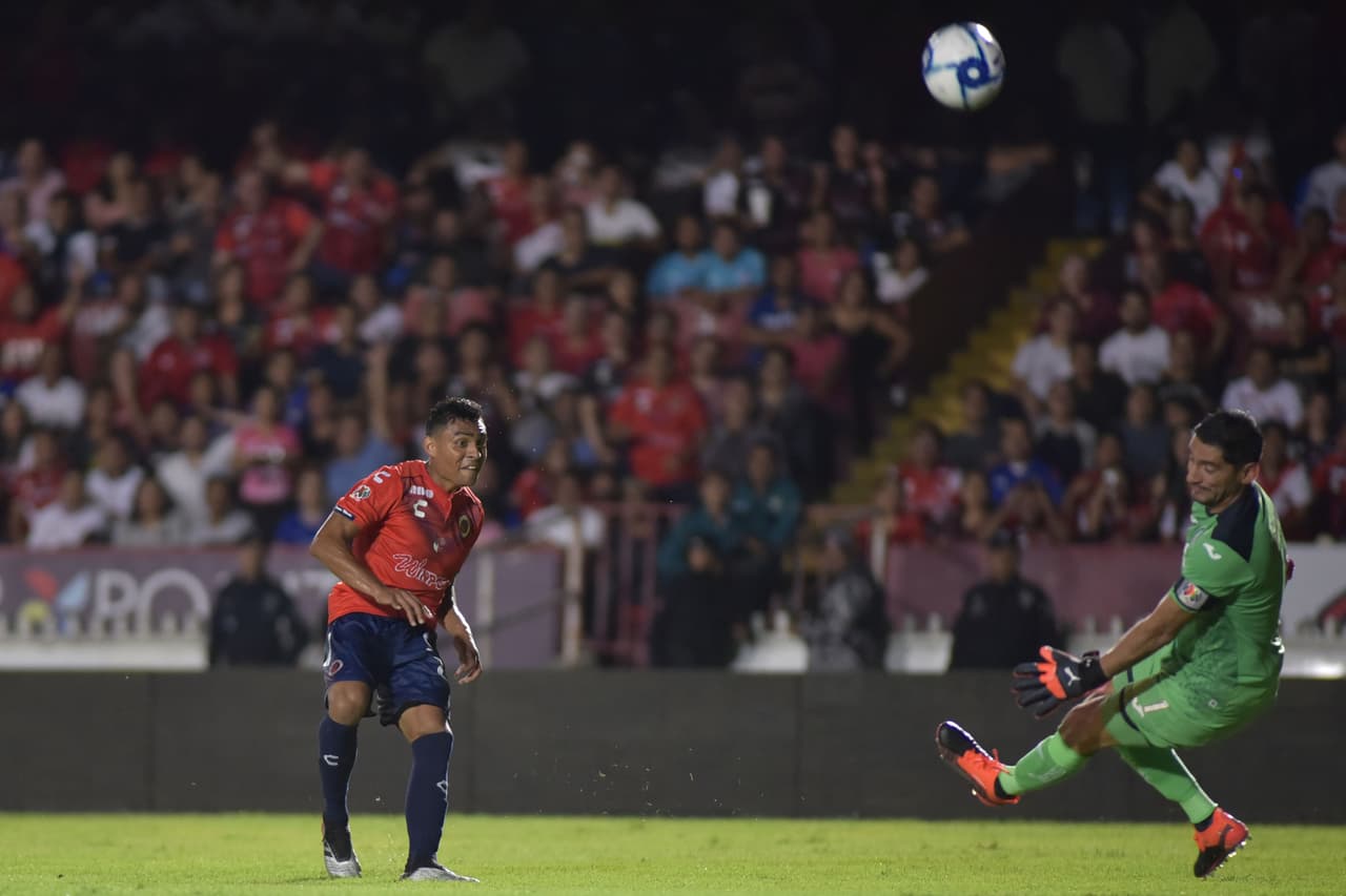 Atajadón de Corona que evita que su marco caiga y con ello alarga la racha del Veracruz sin ganar.