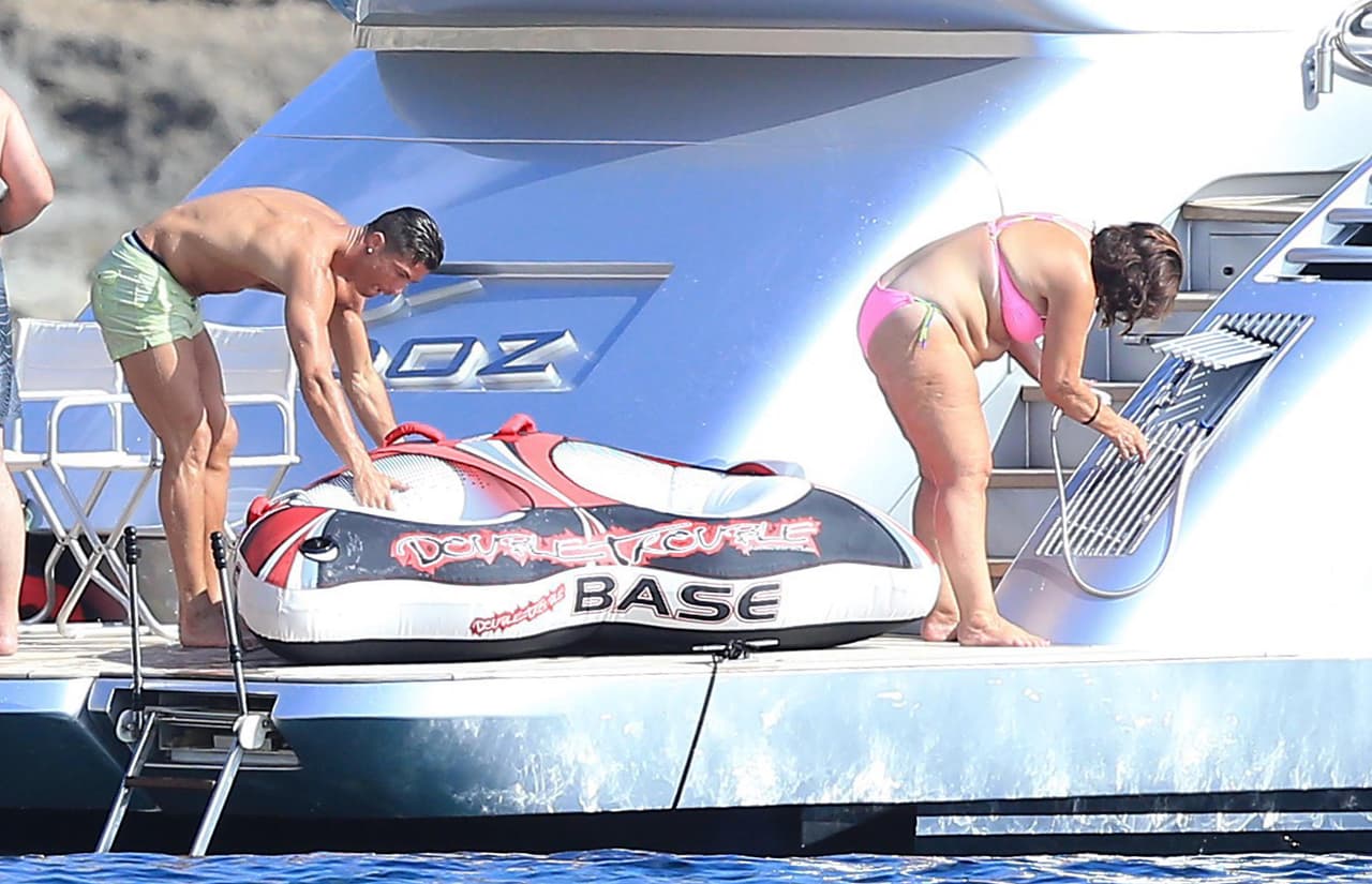 Dio un paseo en yate con su familia.