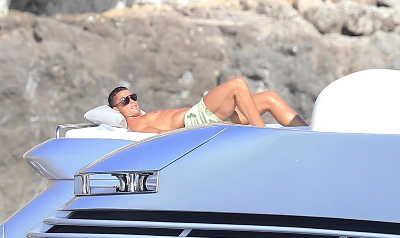 Cristiano pone mucho empeño en su bronceado.