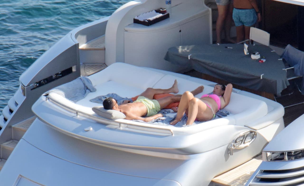 Se recostaron a tomar el sol.