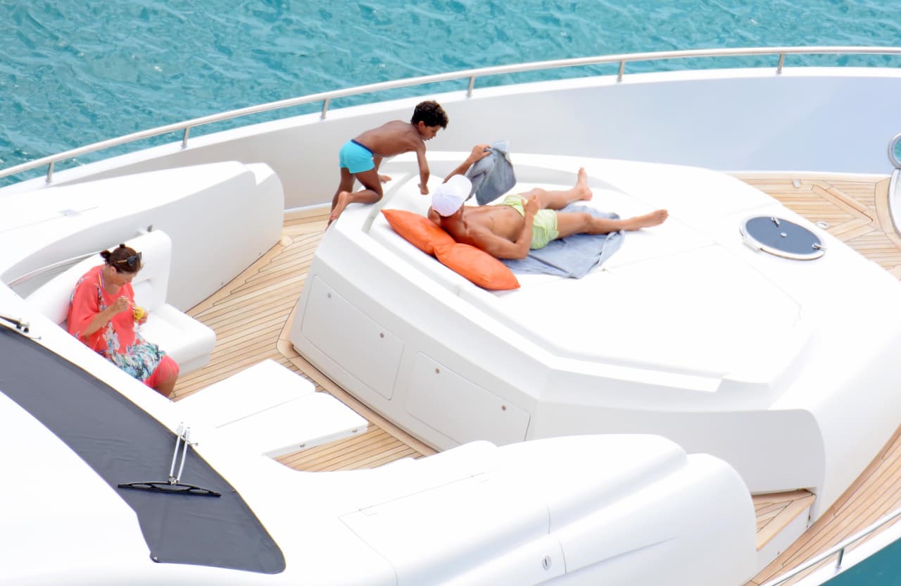 Después del masajito llegó su hijo a acurrucarse con él.