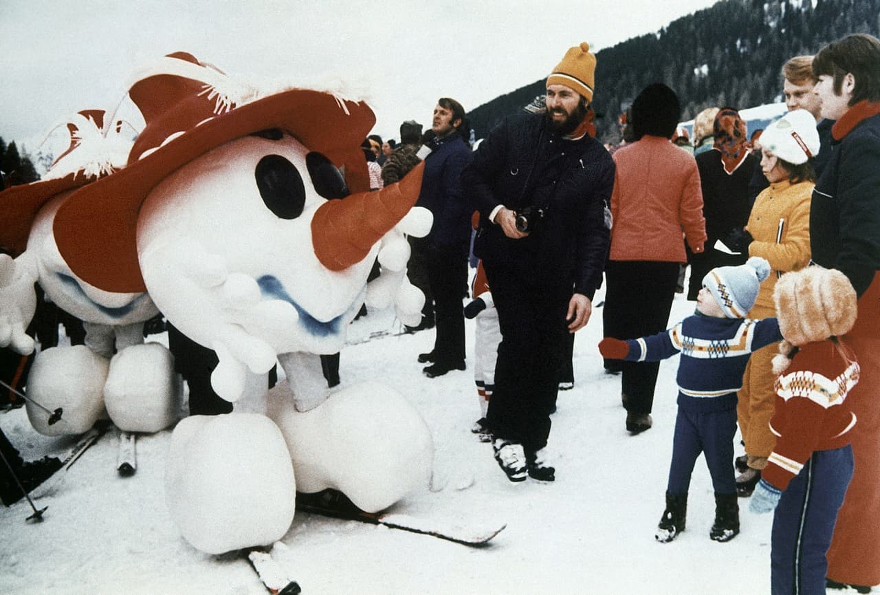Schneemann no tuvo un mayor alarde de creatividad al tener apenas su sombrero, rojo, ojos expresivos y nariz de zanahoria el esfuerzo en el diseño.