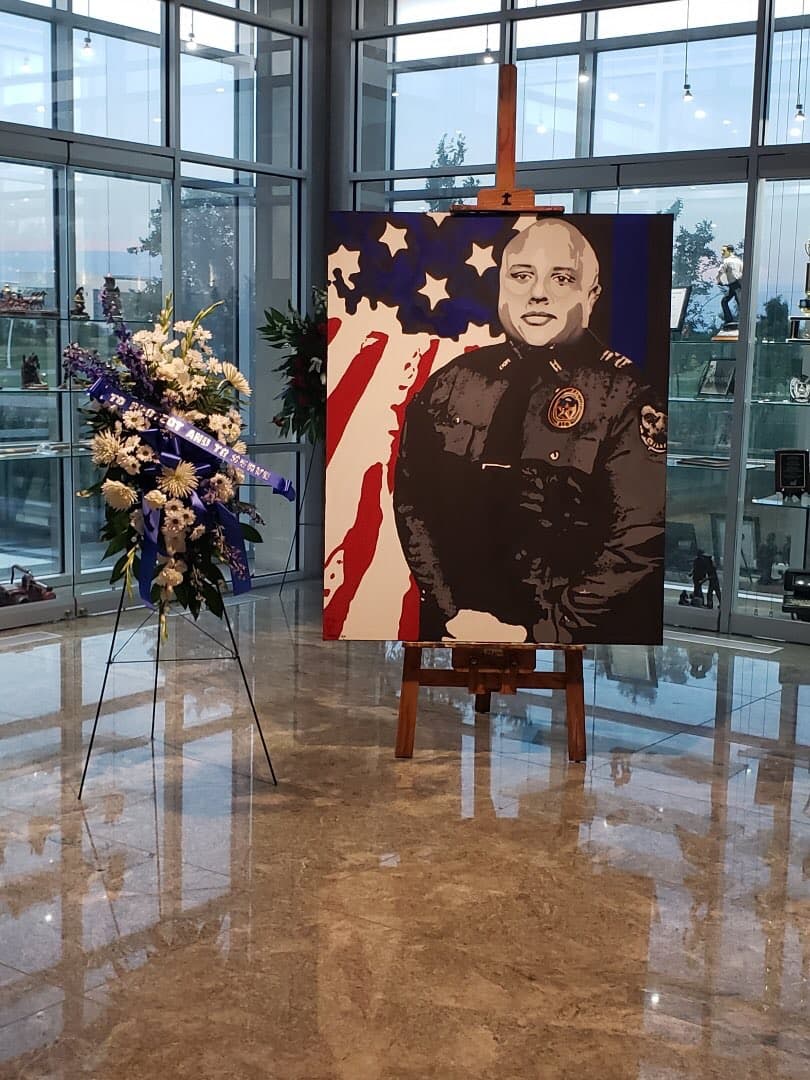 El mural en honor del oficial AJ Castañeda, las hermanas Najar y Grand Prairie Fine Arts Academy lo pintaron.