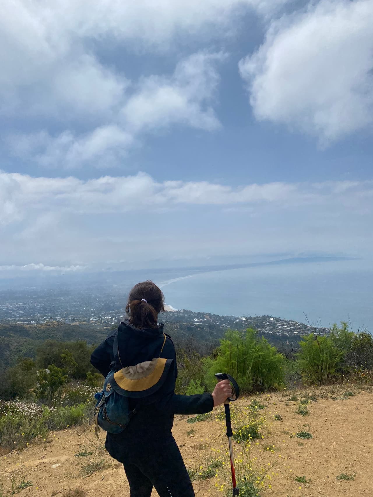 Planifica tu paseo desde ya y recuerda que además de llevar tus reservas de alimentos y agua, debes traer contigo una bolsa para tu basura, ya que nuestras montañas no la necesitan.