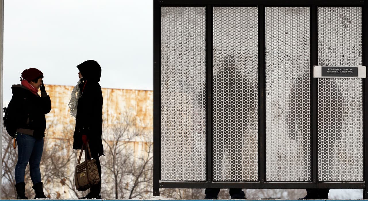Una mujer fue apuñalada en una plataforma de una estación de la CTA