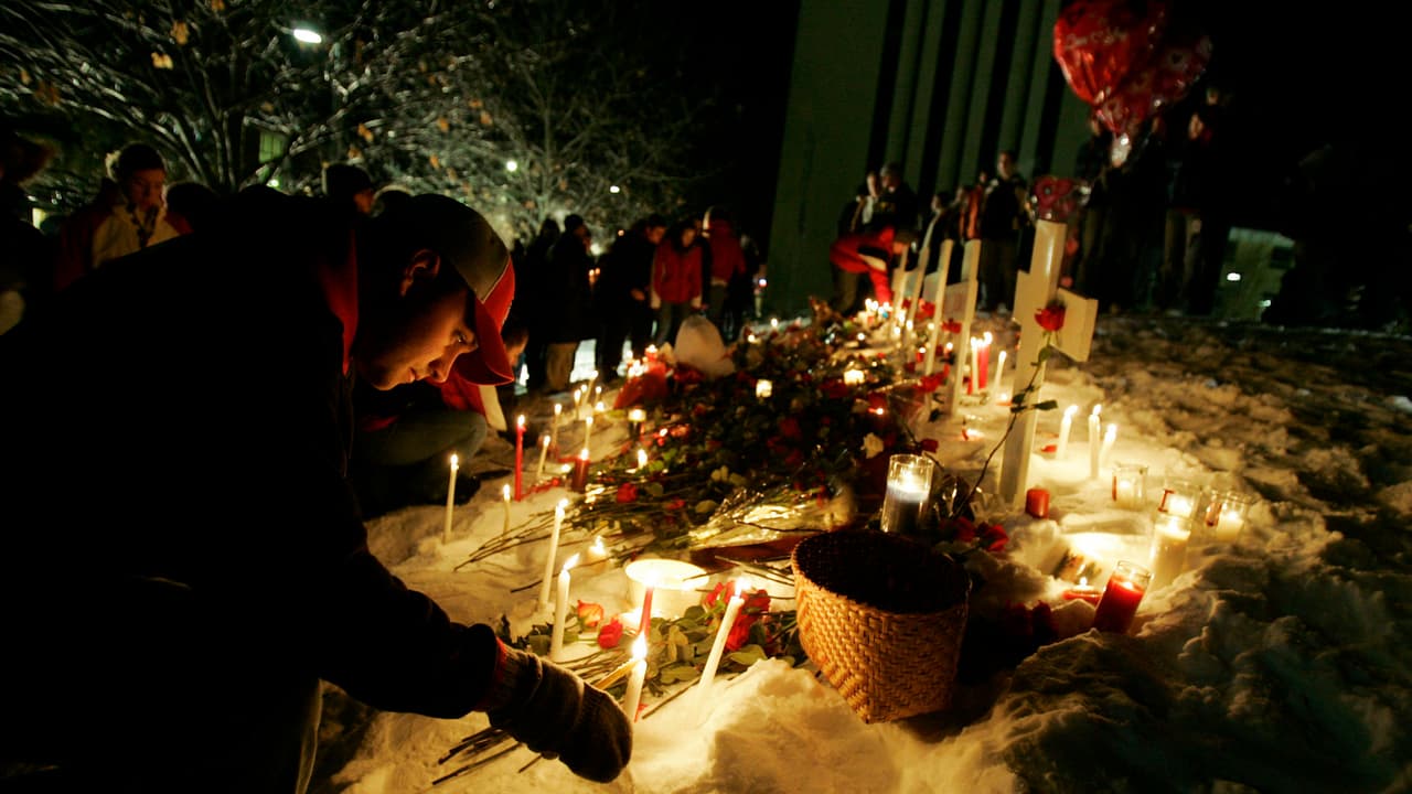 Los siguientes días, estudiantes y padres de familia velaron a las víctimas de la universidad.